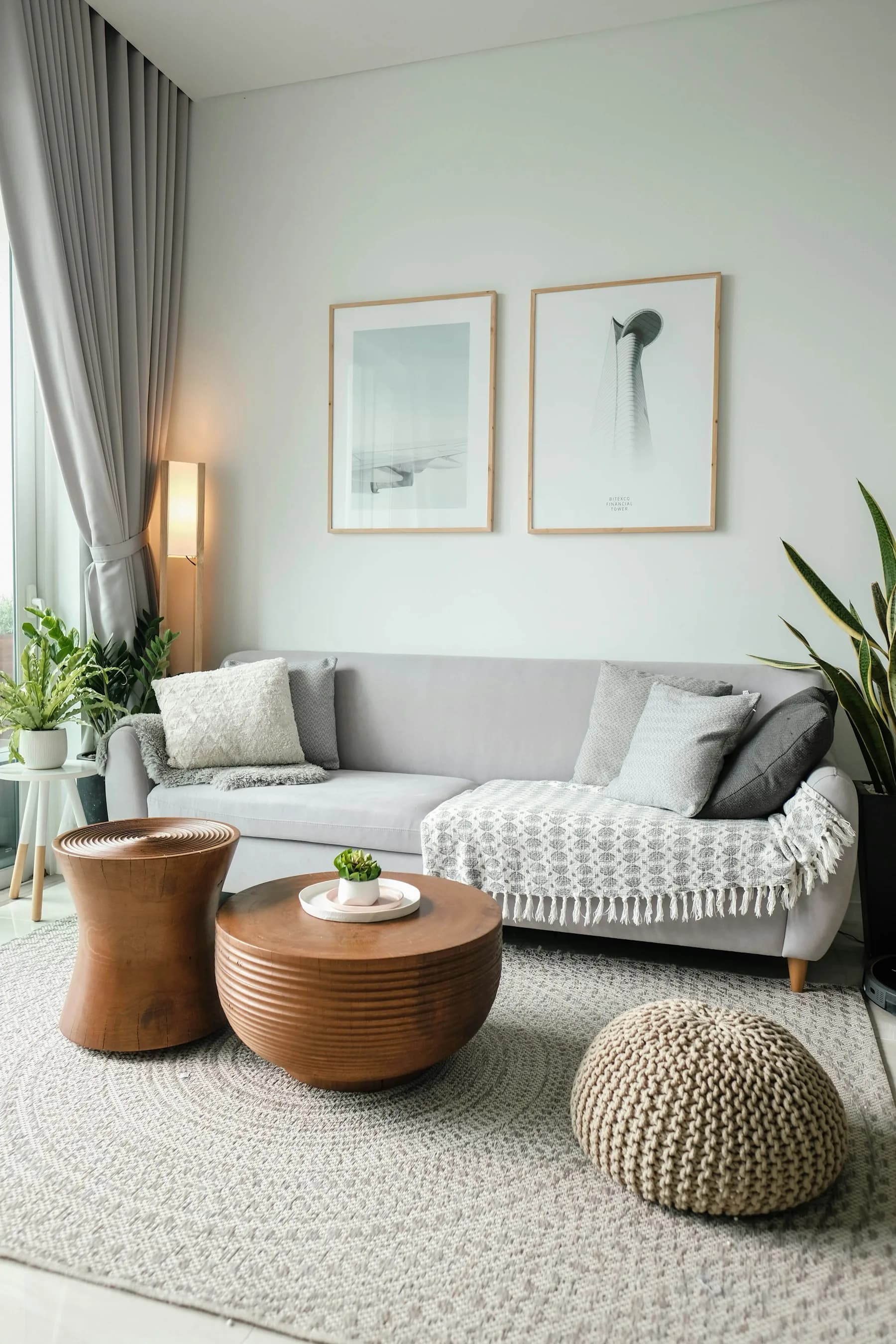 Ruhiger, heller Raum mit Sofa und Pflanzen